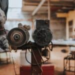 高雄外勞集團工人在工廠進行機械維修作業.