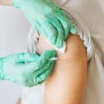 疫苗注射醫護人員為接種疫苗的醫療保健工作者提供服務.