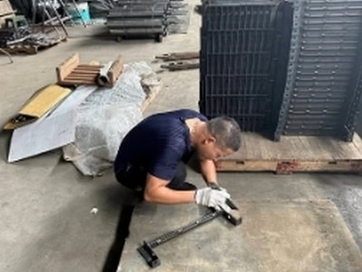 高雄工地施工工人使用工具進行建築作業.