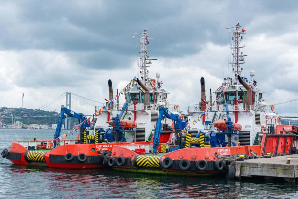 安全漁船浮在水面上，彰顯海洋勞動與專業操作。.