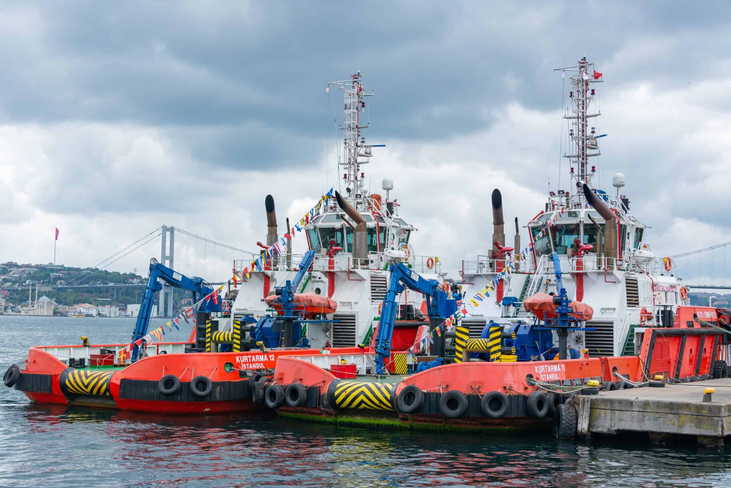 安全漁船浮在水面上，彰顯海洋勞動與專業操作。.