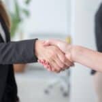 專業國際外勞合作握手照，展示21世紀全球外勞集團的服務與信任。.