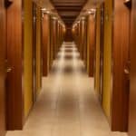 走廊內設有多個篷房的飯店走廊照,溫暖木質設計營造舒適氛圍。.