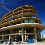 高層建築施工現場與施工人員的施工活動.