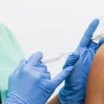 疫苗接種醫護人員為外勞提供疫苗施打，健康促進與外國勞工服務。.