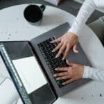 忙碌的女性在工作電腦前，展現專業技能與國際人力資源管理方針。.