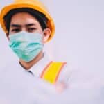 專業外勞工程師戴口罩與安全帽，展現21世紀全球外勞集團專業形象.