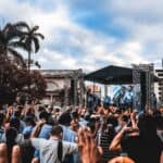 外勞集團活動現場熱鬧盛況，展現多元文化與群聚氛圍，彰顯全球外勞的重要角色。.