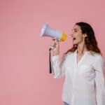 21世紀全球外勞集團女性使用擴音器推廣工作，專注於國際人才招募與管理。.