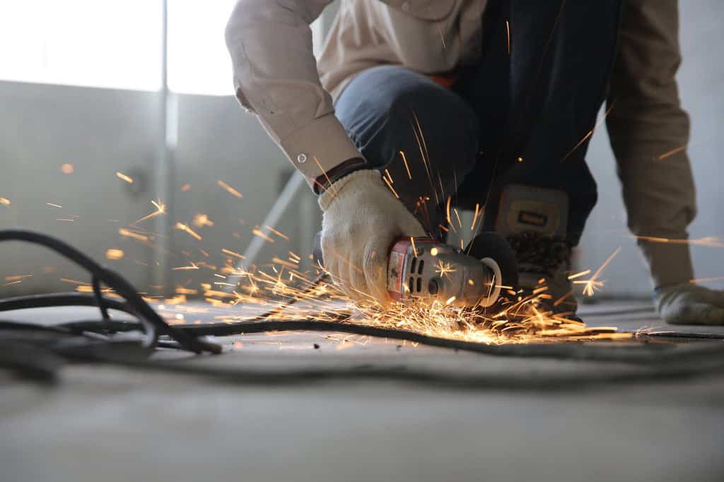 高雄外勞工廠焊工工作現場，專業技術施工增進企業競爭力.