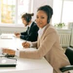 專業客服人員進行外勞協調與支援.