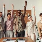 多元文化多國外籍勞工在辦公室慶祝成功與合作.