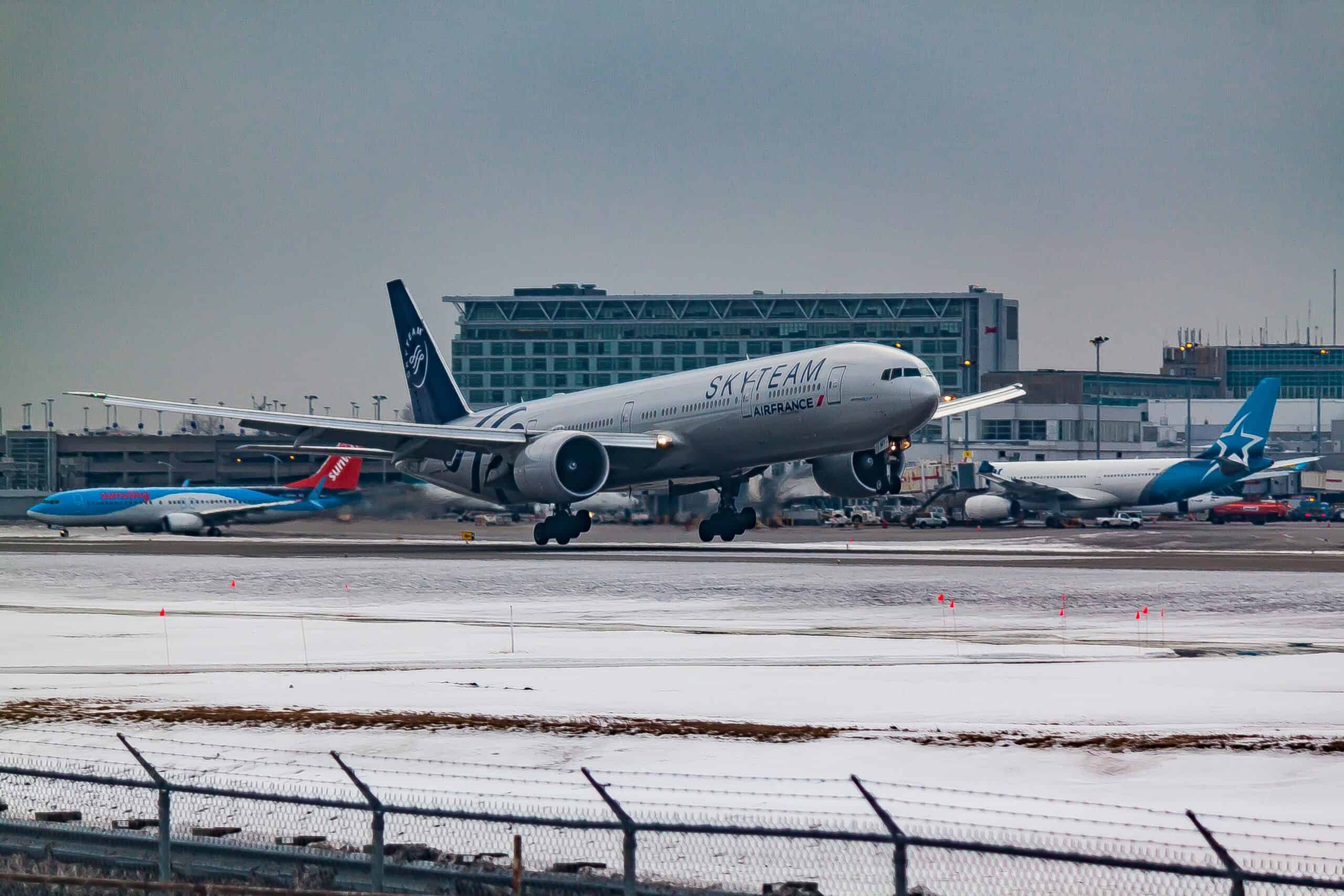 空中客車A350降落在雪地跑道，展現國際航空運輸與世界外勞傳送的重要性。.