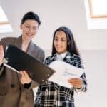 專業女性洽談合作，討論外勞支援與人力資源管理方案.