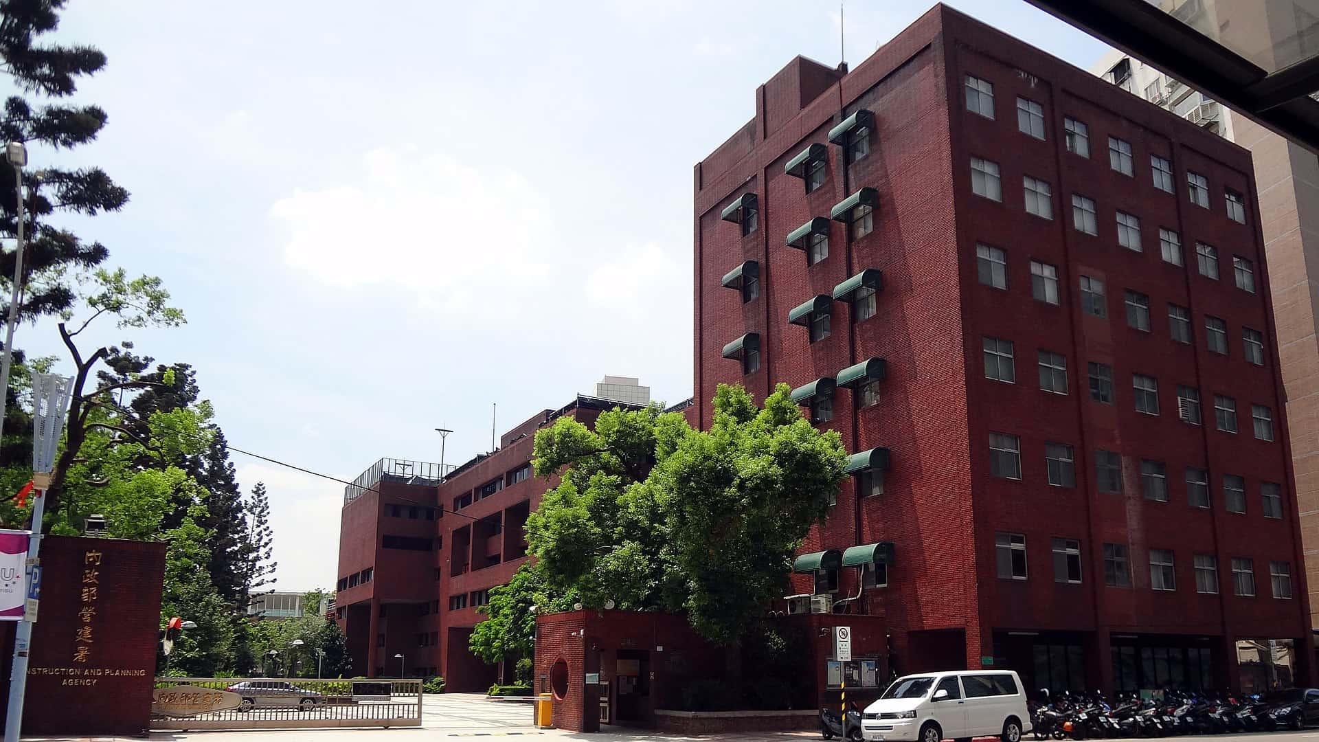 21世紀全球外勞集團大樓，彰顯專業人力資源管理，提供國際外籍勞工服務與支援。.