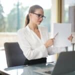 辦公室女性專注於工作，顯示專業外勞招聘與人力資源管理.