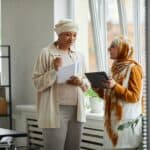 專業外勞管理員交流具多元文化背景的外籍員工.