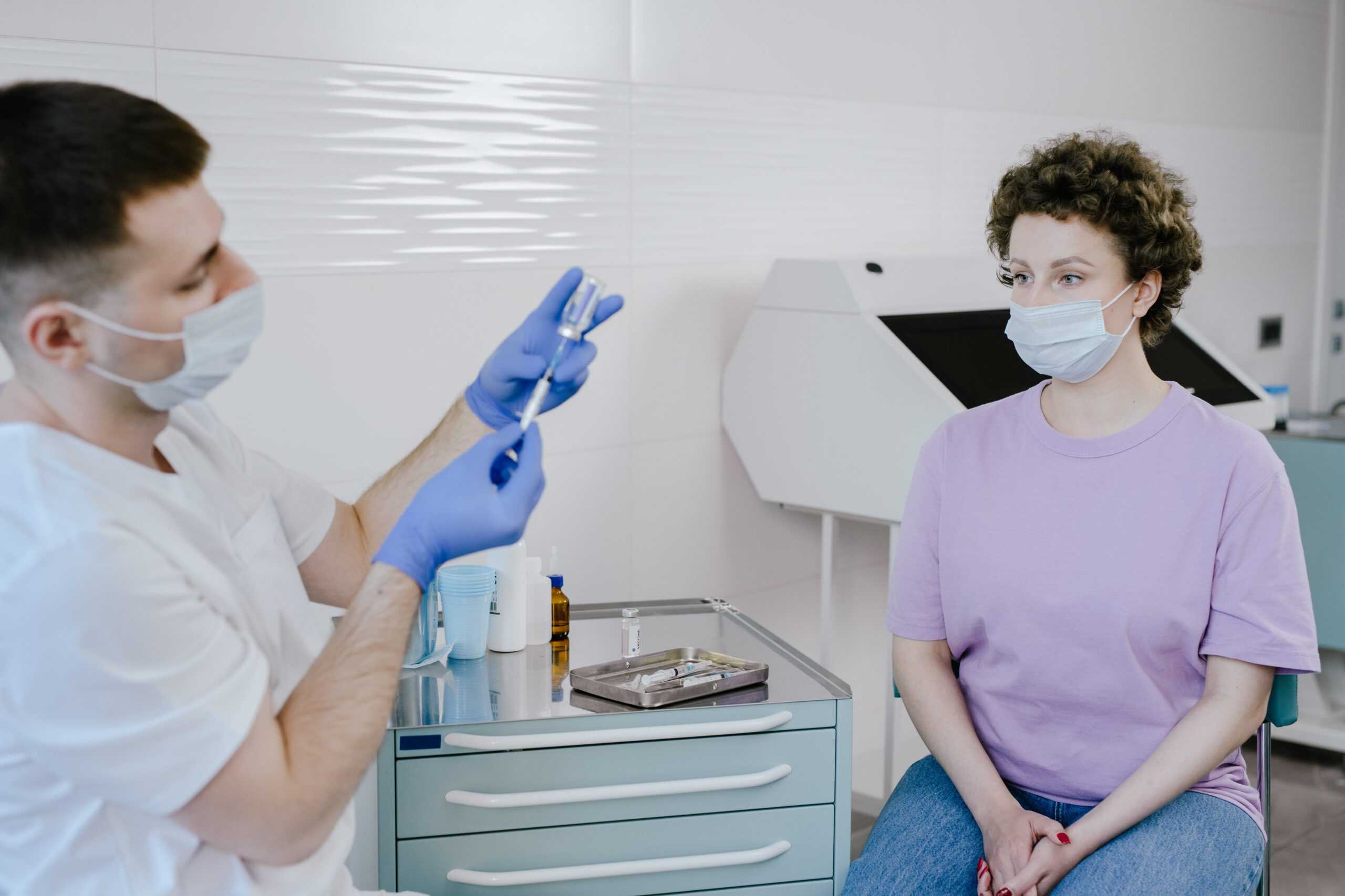 耐心檢查疫苗接種的醫護人員與女性患者的醫療過程圖.