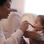 外勞照顧家庭孩子，展現全球外勞集團的人力資源與專業服務。.