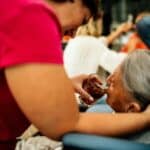 海外老人照護服務中的外籍看護，展現溫馨照顧與專業服務。.