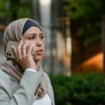 專業外勞女性使用手機通話，展現21世紀全球外勞集團形象.