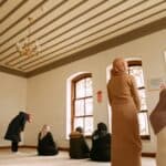 外國勞工在清真寺禮拜場景，展示多國籍外勞集團宗教活動。.