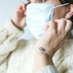 口罩佩戴的女性，彰顯健康與安全意識，提高外勞集團的專業形象.