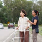 康復中的長者接受護理幫助，展現關愛與專業照護服務.