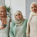 多元文化國際外勞團隊在辦公室微笑合照.