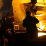 鋼鐵冶煉工人夜間工作，展示專業技能與安全措施，保證鋼鐵生產效率和品質。.