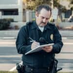 警察正在記錄事件筆錄，展現專業的法執行與維護社會安全形象。.