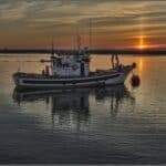 21世紀全球外勞集團海上漁船夕陽景色.