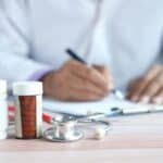 藥瓶與聽診器展示醫療健康相關工作訓練或服務場景.