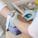 輸血醫療過程中的專業醫護操作，彰顯全球外勞集團的醫療援助服務.