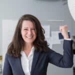 外籍勞工自信微笑展現力量，展示21世紀全球外勞集團專業形象.