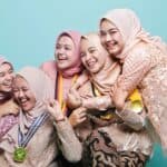 繁忙的外籍勞工集團合影，展現多元文化與團隊合作精神，提升台灣國際勞動力形象。.