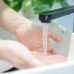 清洗手部，展示衛生防疫措施，強調外勞集團服務的專業與安全。.