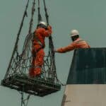 高空施工工人安全作業，展示21世紀全球外勞集團的專業與安全保障。.