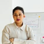 專業亞洲女性經理在分析全球外勞市場數據，展現企業專業能力與國際合作。.