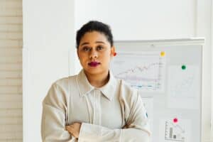 專業亞洲女性經理在分析全球外勞市場數據，展現企業專業能力與國際合作。.