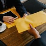 外勞收取送貨文件，國際外勞集團合作場景，專業外國勞工服務。.