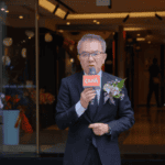 17 自信的男性代表在21世紀全球外勞集團活動中發言.