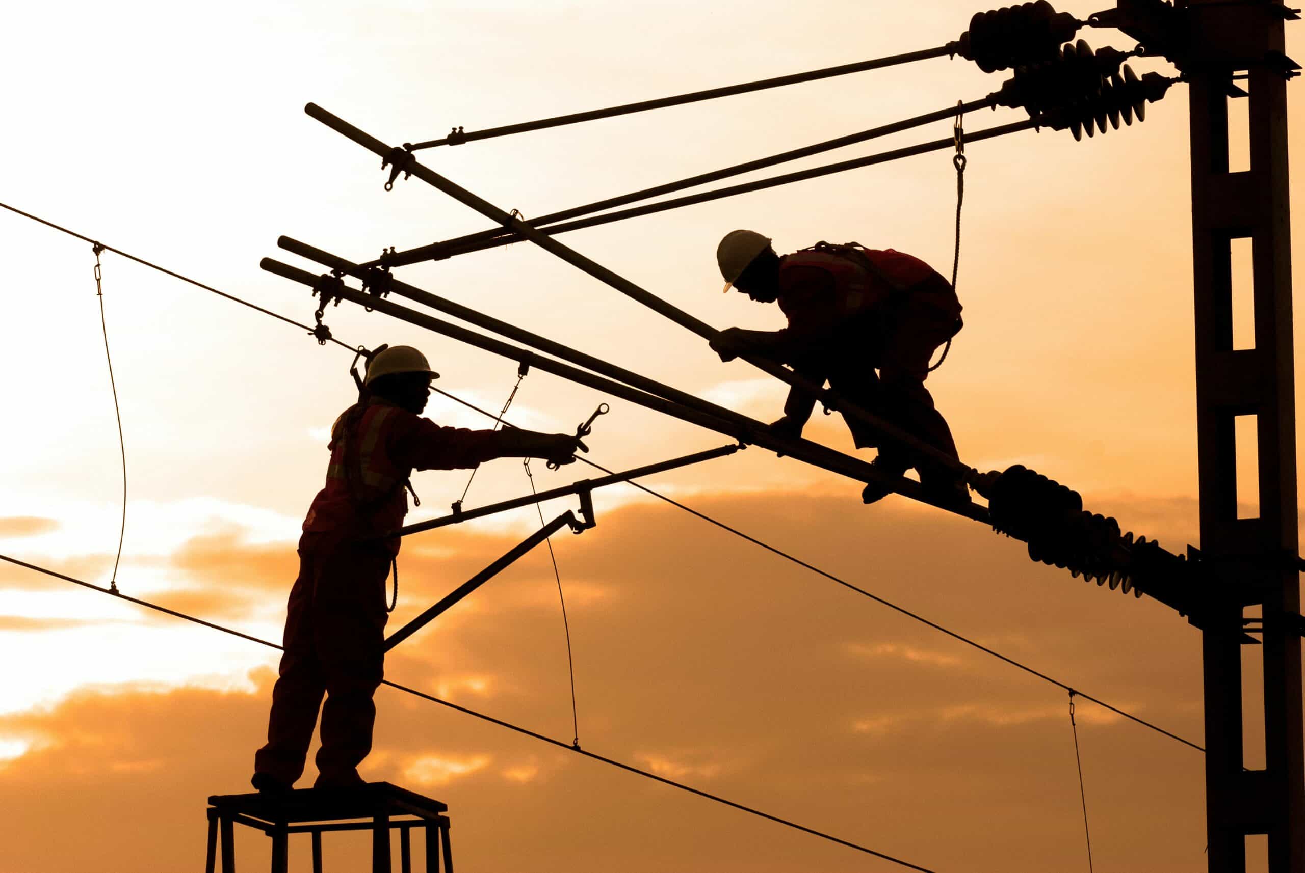 高空電力工人施工，安全措施嚴格，展示專業電力維修技能。.