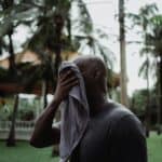 工作人員擦汗照片,展現努力與耐力.