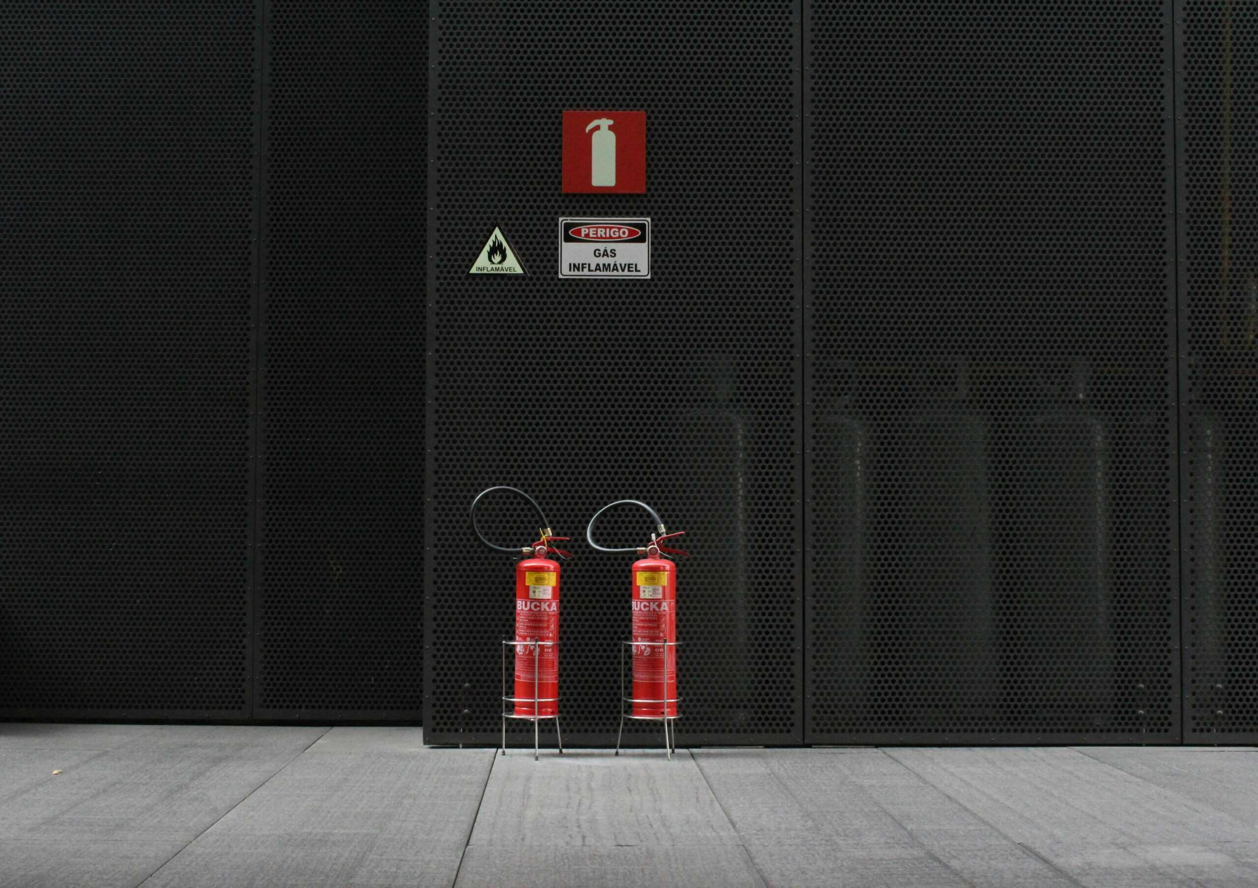 消防滅火器與火警警示標誌，保障建築安全與消防準備。.