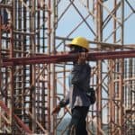 工地建築工人戴安全帽，施工現場安全管理，專業外勞服務台灣建設行業.