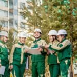 專業外勞工程師團隊在戶外檢查建築工程.