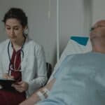 醫護人員與病人溝通照護場景.