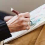 創意手繪水彩畫，展現21世紀全球外勞集團的多元文化與合作精神.