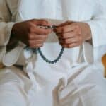 手持念珠的亞洲男士，宗教信仰與精神修行，展現宗教文化與內心平靜。.